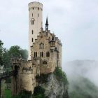 Castillo de Lichtenstein, Alemania, entre las nubes